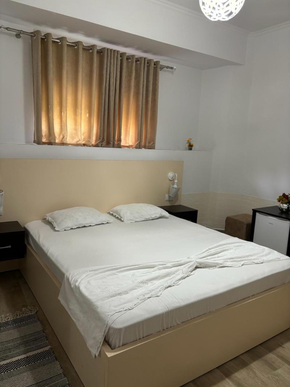 Guest House Adi Hoxha 培拉特 外观 照片