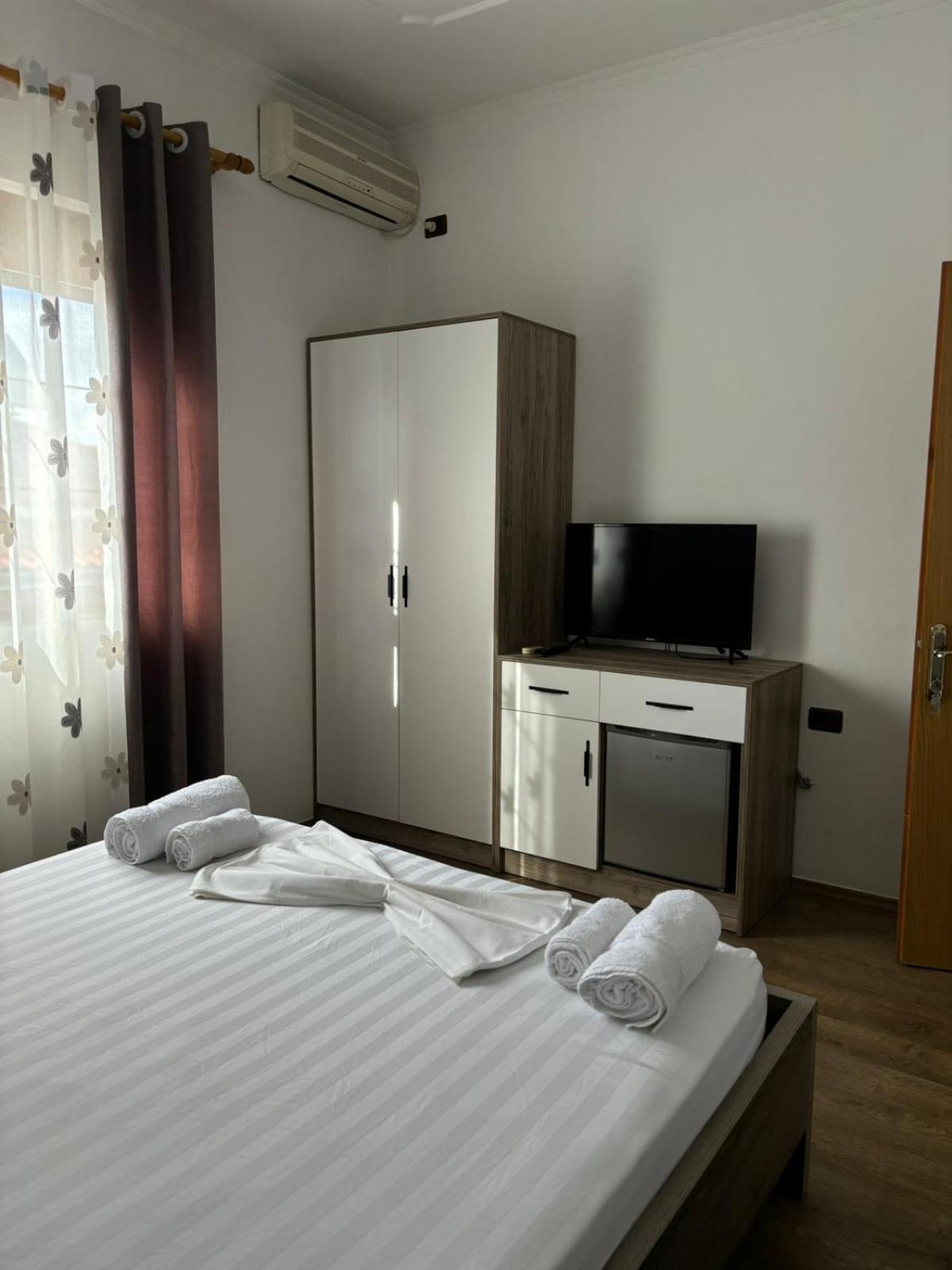 Guest House Adi Hoxha 培拉特 外观 照片