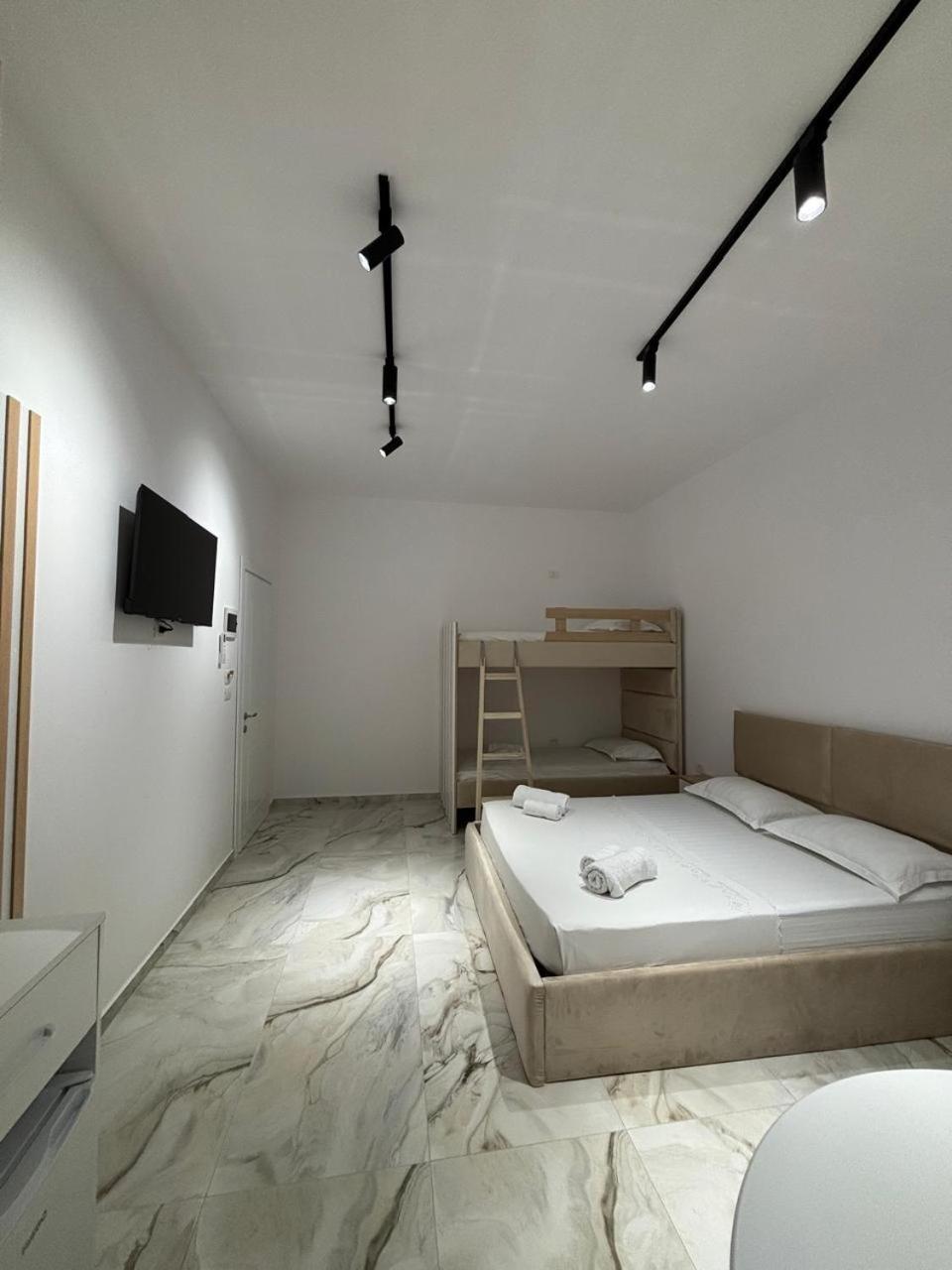 Guest House Adi Hoxha 培拉特 外观 照片