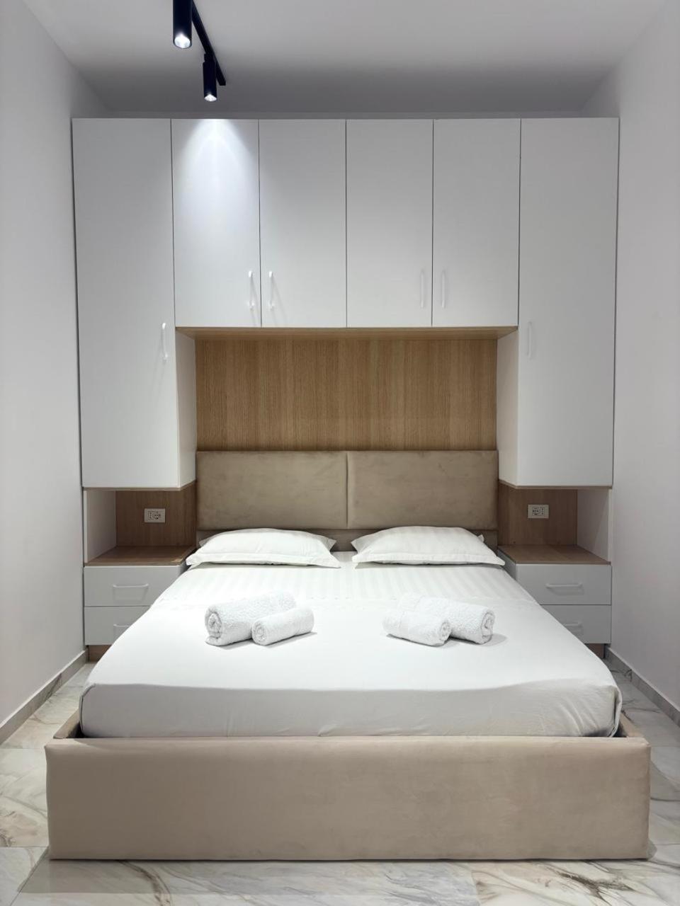 Guest House Adi Hoxha 培拉特 外观 照片