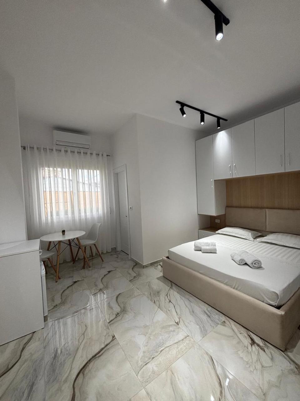 Guest House Adi Hoxha 培拉特 外观 照片
